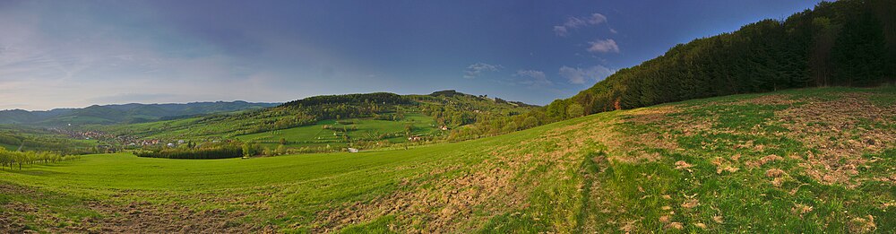 Panoramatický pohled na obec od jihu při západu slunce