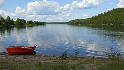 Sjön Saxen sedd från badplatsen vid Saxenstranden i sjöns södra del