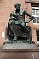 Estatua de bronce de Aristóteles en la universidad de Friburgo de Brisgovia, Alemania
