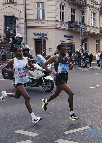 Berlin-Marathon 2023 Tigist Assefa und Gebru Redahgn bei Kilometer 25 A.jpg