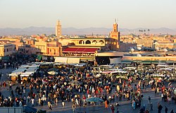 Marrákes látképe a Dzsema el Fna piaccal