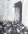 Jerosolimitanos judíos obligados a evacuar la Ciudad Vieja de Jerusalén a través de la Puerta de Sion en mayo de 1948