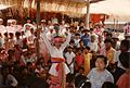 Seorang nat kadaw berpenampilan sebagai U Min Gyaw pada sebuah nat pwè di Mingun, Agustus 1989.