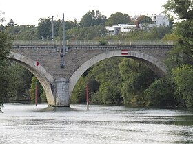 Le pont sur le petit bras de la Seine,vu depuis le pont d'Épinay.