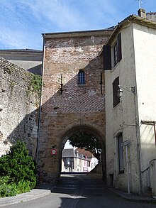 Photographie en couleurs d'une porte de ville dans d'anciens remparts.