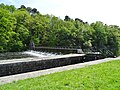 Pluméliau-Bieuzy : l'écluse de la Couarde sur le Blavet et sa passerelle ; à gauche la falaise boisée du méandre de Castennec (rive droite du Blavet).