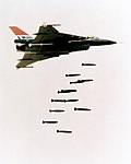 無誘導爆弾を投下するF-16XL