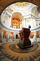 Le tombeau de Napoléon est une crypte à ciel ouvert au centre de l'église du Dôme.