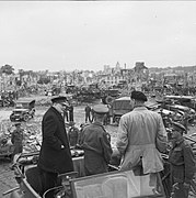 Le Premier ministre du Royaume-Uni Winston Churchill, le général Bernard Montgomery et le lieutenant général sir Miles Dempsey observant la destruction de Caen le 22 juillet 1944.