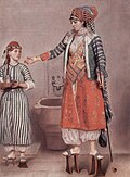 Tyrkisk kvinne med tjener tegnet med pastell av Jean-Étienne Liotard på 1740-tallet. Begge har tradisjonelle styltesko. Kvinnen røyker langpipe.