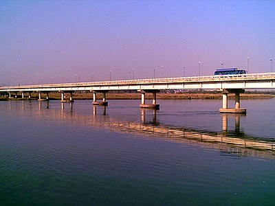 Ponto Ĝelumo super la rivero Ĝelumo, alfluanto de Induso, ĉe urbo Ĝelum.