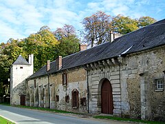 Vue rapprochée, avec le portail donnant accès au domaine.