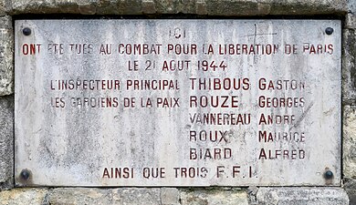 Plaque devant le square René-Viviani, en hommage à des combattants morts pendant la Libération de Paris (1944).