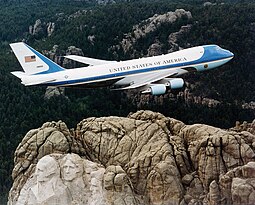 VC-25 lentämässä Mount Rushmoren yllä.