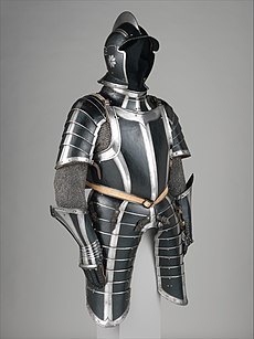 Vestit d'armadura alemanya pintat de negre fet cap a l'any 1600. Com passa amb molts vestits, el negre de la peça s'utilitza per contrastar amb colors més clars.