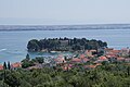 Blick über Preko auf das Inselchen Galovac