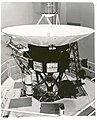 Vaisseau spatial Voyager 2. Le HGA (une antenne parabolique) est le grand objet en forme de bol.