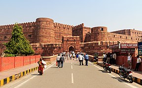 El fuerte de Agra (1565-1574), la fortaleza más importante de la India, donde vivieron y desde la que gobernaron los grandes emperadores Babur, Humayun, Akbar, Jahangir, Shah Jahan y Aurangzeb.