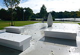 Minnesmonumentet med Djurgårdsbrunnsviken i bakgrunden.