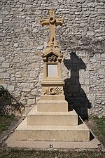 Monument des prêtres, également dans le cimetière.