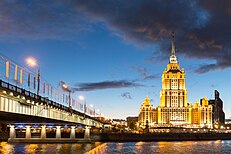 Novoarbatsky_Bridge_and_Hotel_Ukraine_at_night_(2)