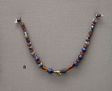 Collaret de perles de cornalina i lapislàtzuli, amulet d'or en forma de mosca.