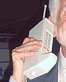ב-1984 הטלפון הנייד DynaTAC 8000X של מוטורולה הופך לדגם הטלפון הנייד הראשון שזמין מסחרית