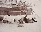 Кузнечные работы на льду. Хорошо видны собачьи будки, изолированные снегом и льдом