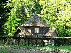 Pavillon rustique au parc.