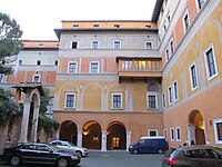 Руины театра в левой части изображения, под верхним двором Palazzo dei Penitenzieri