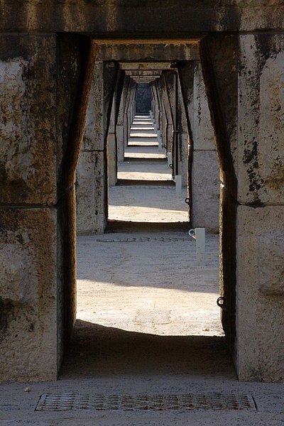 File:"porche" du première étage de l'aqueduc de Roquefavour.JPG