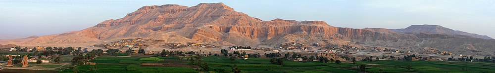 Pohled na západní břeh Nilu v oblasti starověkého Vesetu; zcela vlevo tzv. Memnonovy kolosy