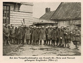 Soldats allemands à Noreuil avant la destruction du village en mars 1917.