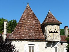 Pigeonnier dans le bourg de Peyrillac.