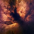 Aufnahme des Zentrums im sichtbaren Spektralbereich mit einem 1,5-m-Teleskop des La-Silla-Observatoriums. Das flammenartige, rötliche Erscheinungsbild entstehen durch eine Hα-Emission, die von einer Staubwolke strukturiert wird.