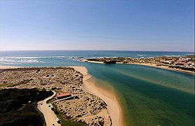 Plajă la Vila Nova de Milfontes⁠(d), în regiunea Alentejo.