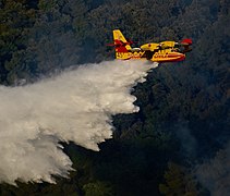 Pélican 45 de la Sécurité civile française lors d'un largage à Saint-André-de-la-Roche.