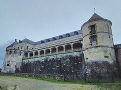 Côté val de Seine en mai 2016. La tour de la Sirène possède une nouvelle toiture.