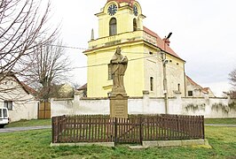 Socha svatého Jana Nepomuckého u kostela v Liblicích (Q66564827) 01.jpg