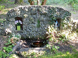 Notre-Dame de Mimizan, soigne la « couleuvre », c'est-à-dire la diarrhée des enfants. Petit monument en garluche orné de statues de la Vierge à qui elle est dédiée et d'un crucifix, cette fontaine est édifiée en 1967 le long du courant de Mimizan.