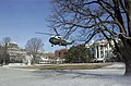 Marine One décollant de la pelouse Sud. On aperçoit à gauche la colonnade et l'aile Ouest et en arrière-plan le Old Executive Office Building