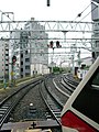 駅構内（伊勢崎方）。線路の間に2つ並んだレール塗油器のグリースタンクが見える。写真右は特急「りょうもう」（2009年6月5日）