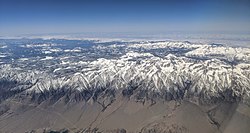 Sierra Nevadan itäisiä huippuja, Mount Whitney mukaan luettuna.