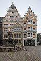 Leibnizhaus (links), Noltehaus (rechts) und davor der Oskar-Winter-Brunnen