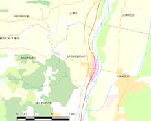 Carte élémentaire montrant les limites de la commune, les communes voisines, les zones de végétation et les routes