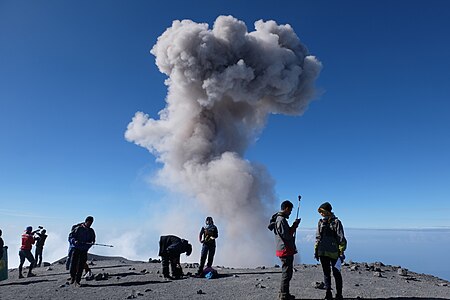 Momen Gunung Semeru saat menyemburkan Asap Wedus Gembel di Puncak Gunung Semeru, Taman Nasional Bromo Tengger Semeru, Lumajang, Jawa Timur
