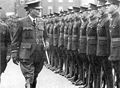 Oficial da RAF revisando tropas, 1936. Uniformes azul gris