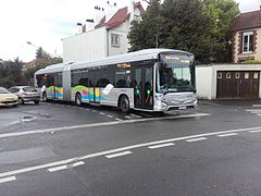 Le GX 437 hybride no 1002 du réseau Le Parisis, à Cormeilles-en-Parisis.