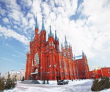 Catedral de la Inmaculada Concepción en Moscú, Rusia, un ejemplo de revival gótico del ladrillo