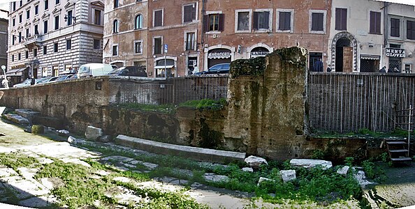 Rester av Saepta Iulia vid Pantheon.